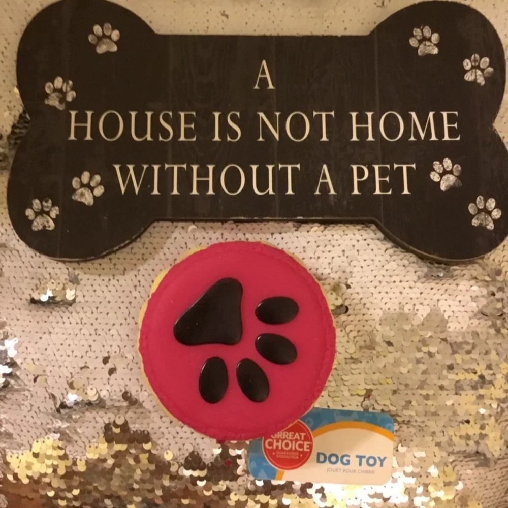 ✔️🌸Ⓜ️Bundle of nwt items containing Wooden plaque and Dog toy.